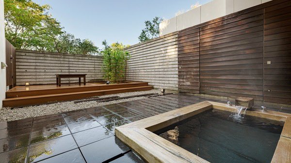 cobb_room's tweet image. まるで『温泉テーマパーク』な和歌山ホテル。

男女一緒に楽しめるサウナにジャグジー、プールと何でもあり。温泉では名湯『白浜温泉』を満喫できる。女性の浴場のシャワーヘッドはRefaなのも嬉しいポイント…一緒にサウナや温泉を楽しみたいカップルは保存必須。