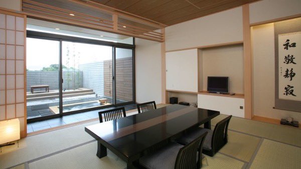 cobb_room's tweet image. まるで『温泉テーマパーク』な和歌山ホテル。

男女一緒に楽しめるサウナにジャグジー、プールと何でもあり。温泉では名湯『白浜温泉』を満喫できる。女性の浴場のシャワーヘッドはRefaなのも嬉しいポイント…一緒にサウナや温泉を楽しみたいカップルは保存必須。