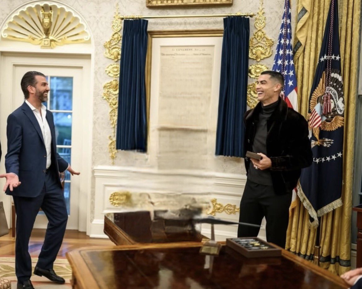 e7ernamente's tweet image. El hijo de Donald Trump al ver a Cristiano Ronaldo 🐐 😍❤️