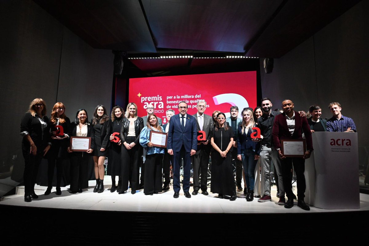 joseprull's tweet photo. Els Premis ACRA reconeixen la feina dels professionals que cuiden de la nostra gent gran. Un pilar fonamental de l'estat del benestar.
Les persones grans són dipositàries de la memòria d'un passat fosc i difícil, però amarat d’esperança, i mereixen tota la dignitat i respecte. https://t.co/jG3jpNUacK