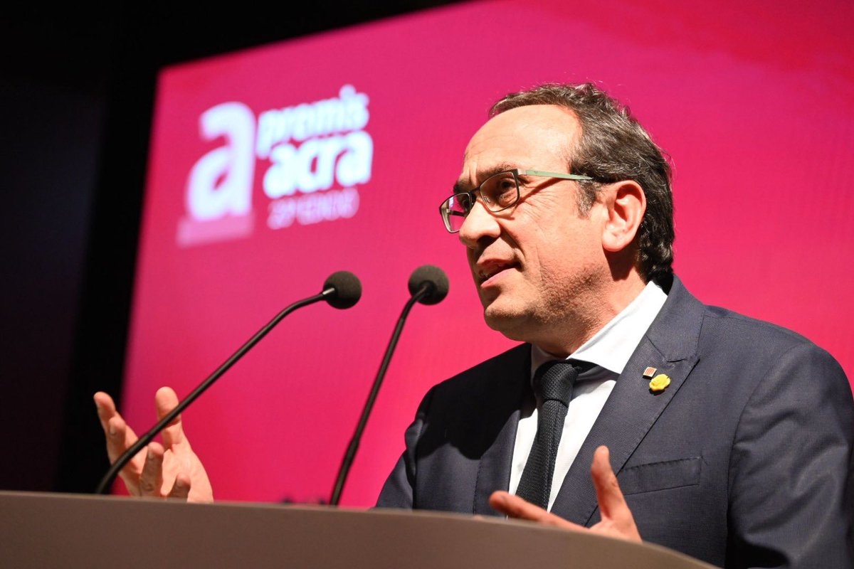joseprull's tweet photo. Els Premis ACRA reconeixen la feina dels professionals que cuiden de la nostra gent gran. Un pilar fonamental de l'estat del benestar.
Les persones grans són dipositàries de la memòria d'un passat fosc i difícil, però amarat d’esperança, i mereixen tota la dignitat i respecte. https://t.co/jG3jpNUacK