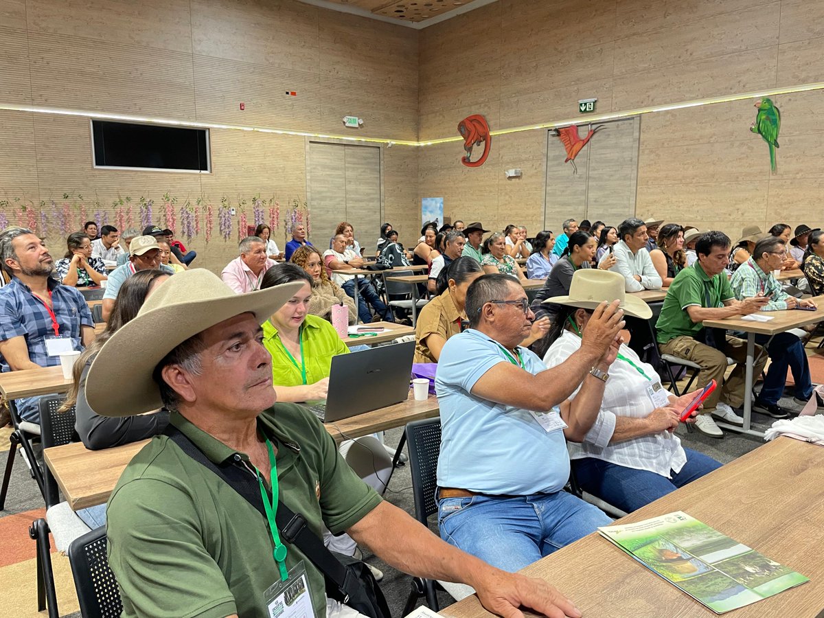 Corporinoquia_'s tweet photo. #Casanare | En encuentro de #RNSC reiteramos el mensaje de agradecimiento a valientes familias que nos ayudan a sostener pulmones, biodiversidad, equilibrio; ellos reescriben la historia de conservación en nuestra jurisdicción. https://t.co/IMQgPDSvjU