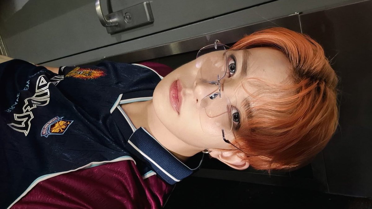 lheeslvr's tweet image. “thank god you’re not a photocard” selcas