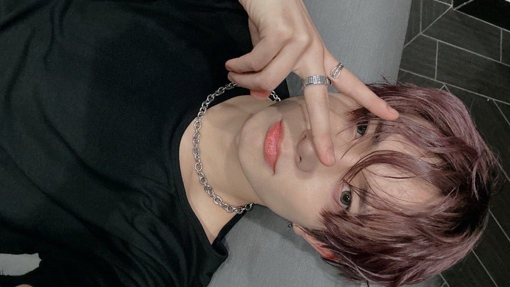 lheeslvr's tweet image. “thank god you’re not a photocard” selcas