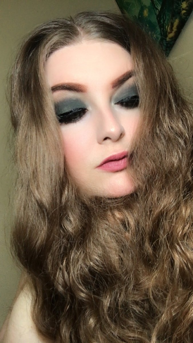 storyofshawna's tweet image. This makeup tutorial will be up in a few hours on TikTok and YouTube! #selftaughtmua #aspiringmua #makeuptutorial #fallmakeup #fallsmokeeye #smokeyeye