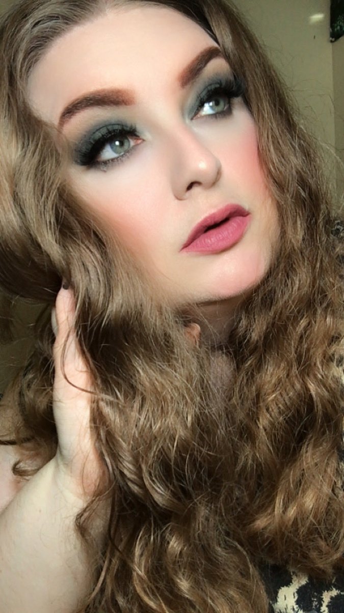 storyofshawna's tweet image. This makeup tutorial will be up in a few hours on TikTok and YouTube! #selftaughtmua #aspiringmua #makeuptutorial #fallmakeup #fallsmokeeye #smokeyeye