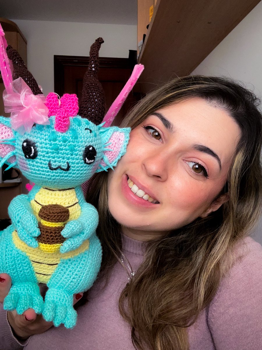 ¡Ya era hora de cambiar la foto de perfil de mis redes!
Llevo años siendo rubia y nunca me pongo las gafas. Muchos me decíais en las firmas que no parecía yo🤣

Aquí foto con Nixie, la protagonista de mi cuento infantil, hecho a mano por la madre de mi mejor amiga. ¡Es lo más!