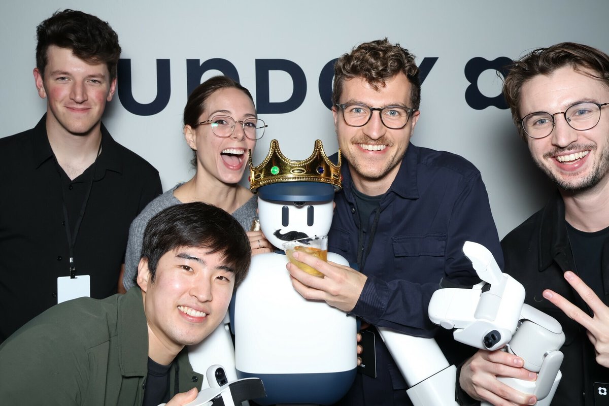 Jade___Moreau's tweet image. Leaving my stable job to take a bet on some 20-somethings in a garage wouldn’t be viewed by many people as the prudent choice.

Those people haven’t met @clayhaight and @tonyzzhao.

Thanks for letting me come along on the ride, guys. I’m humbled by your talents daily.