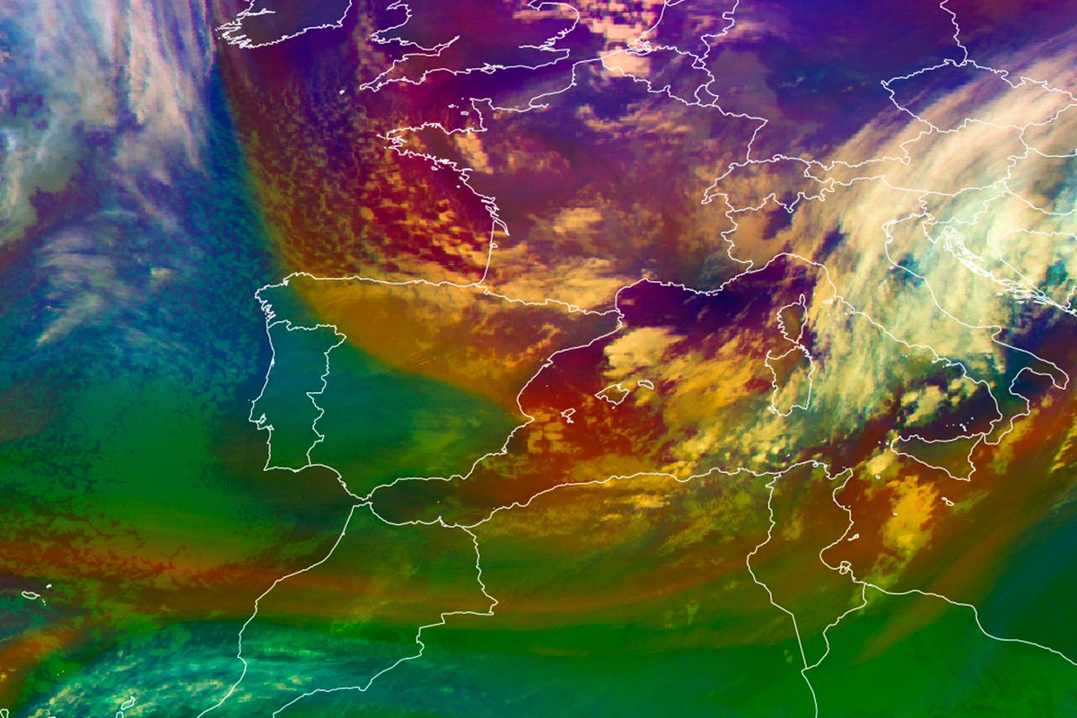 La imagen de satélite que distingue las distintas masas de aire muestra que el desalojo de aire frío sobre la península ibérica ya está en marcha. Está llegando aire polar que hará caer considerablemente las temperaturas en prácticamente todo el país.