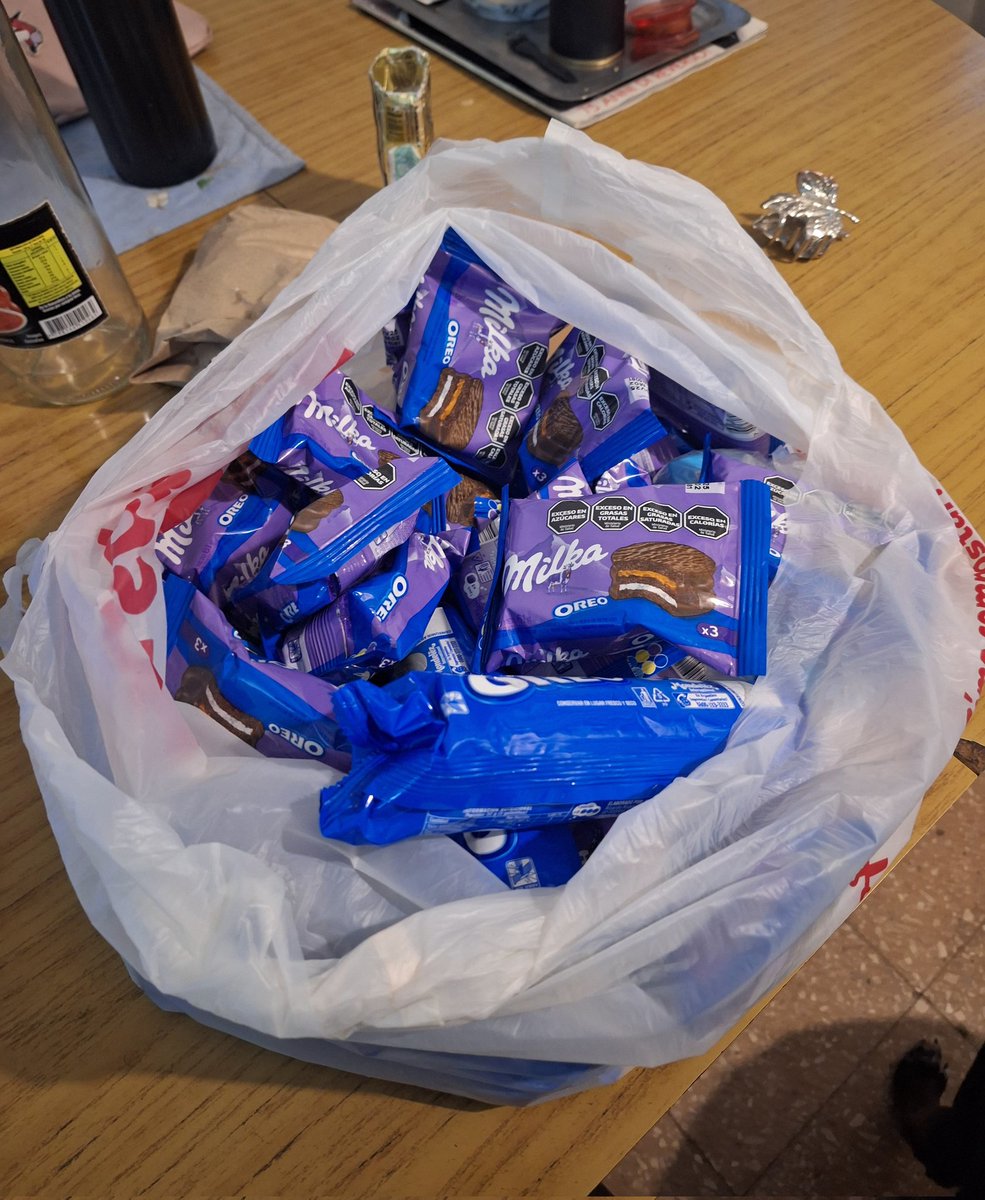 juanadepastilla's tweet image. Los alfajores estaban a 100 pesos por error y compré 20