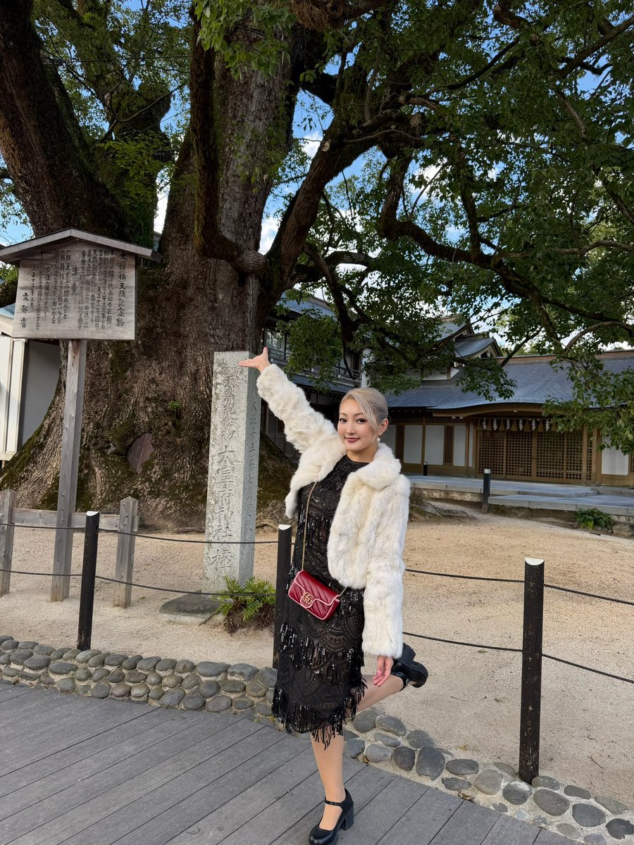 おはようございます👱🏼‍♀️

先日結婚式で福岡の太宰府天満宮行ってきました。
樹齢1500年以上の大楠と💖🪵
明日も仙女大会で福岡❕楽しみ❕

#Evo_pw