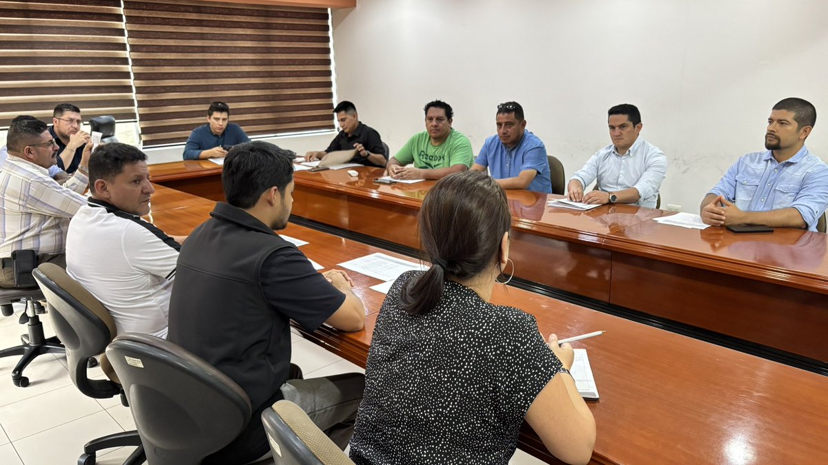 📍#Gualaquiza| <a href="/Frankicc/">Frank Calvas</a> jefe local del #ECU911Macas en reunión técnica con concejales y directores de <a href="/GADMGualaquiza/">GADM de Gualaquiza</a> a fin de coordinar acciones conjuntas para la implementación de 13 puntos de videovigilancia, así como establecer el proceso de interoperatividad. El objetivo es