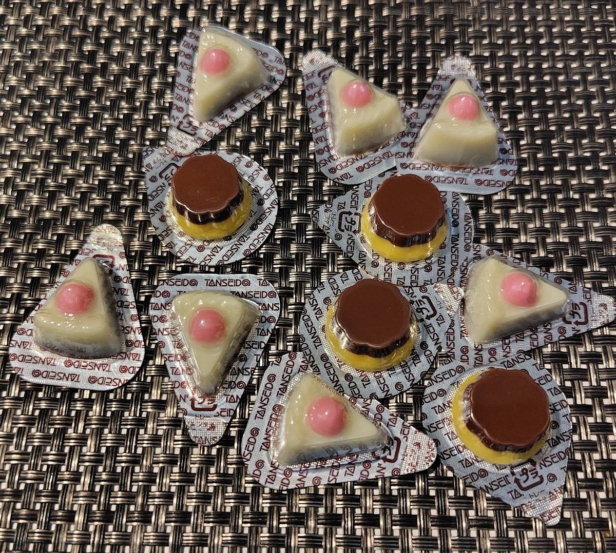 tomumaruchan2's tweet image. おはようございます😊

帰社したら、私のデスクの上
に沢山🍫が置かれてましたが
きっと普段、私の引き出しの中
から、ばかうけ🍘とかを勝手に
取って食べてる人の仕業でしょう

そしてこれはパチンコの端玉で
交換した物ではないでしょうか…😅

まあ、🍫チョコは好きなので
美味しくいただきますが😆