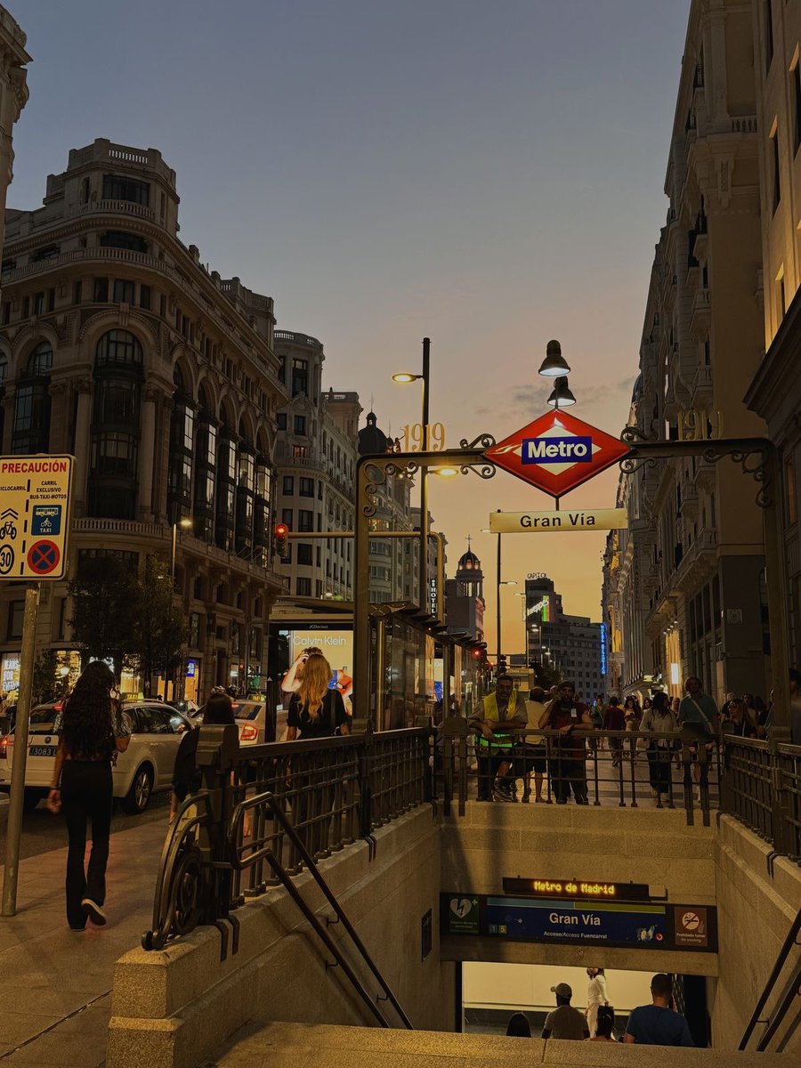 hyoonlis's tweet image. eu na Espanha vivendo minha vida dos sonhos pq nunca desisti