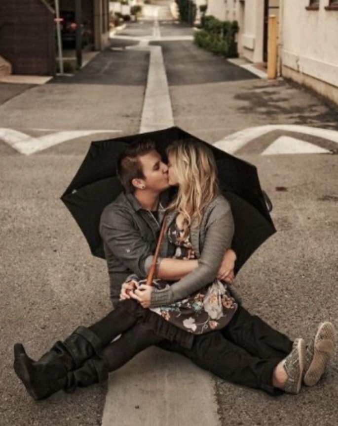 Ella.- ¿Que hacemos aquí sentados, con un paraguas abierto.?
Él.- Esperando que llueva para besarte.
Ella.- Tú bésame mientras esperamos la lluvia.......