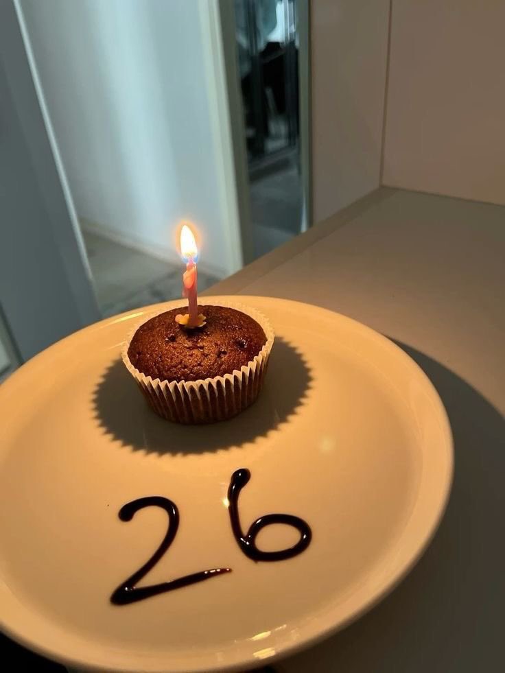 Gölgemde 25 yılın heybeti. 
Kendi ışığımı yayıyorum. Yol ne kadar kaldı bilmiyorum ama şimdiye kadar yorulduklarıma üflüyorum bu mumu. Hoş gel 26 yaşım 🤍