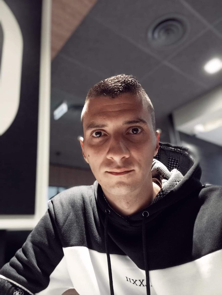 CassieCanex's tweet image. Most kifejezetten a kreátor lányokhoz szeretnék szólni!
Fontos figyelmeztetés következik, mert nem szeretném, ha bárkit csapdába csalna ugyanaz az ember, aki hónapok óta zaklat engem és legalább két másik lányt, akiket személyesen is ismerek.

Ez az illető először irreálisan…