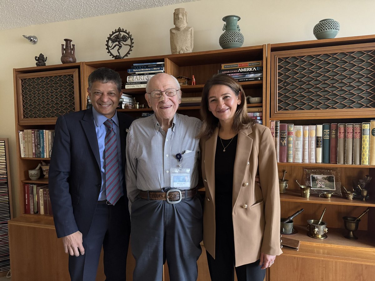 What an honor to present <a href="/MayoCancerCare/">Mayo Clinic Comprehensive Cancer Center</a> grand rounds and to start my day with meeting the legend Dr Kyle and hanging out with the greatest <a href="/VincentRK/">Vincent Rajkumar</a> and <a href="/myelomaMD/">Shaji Kumar</a> 🙏