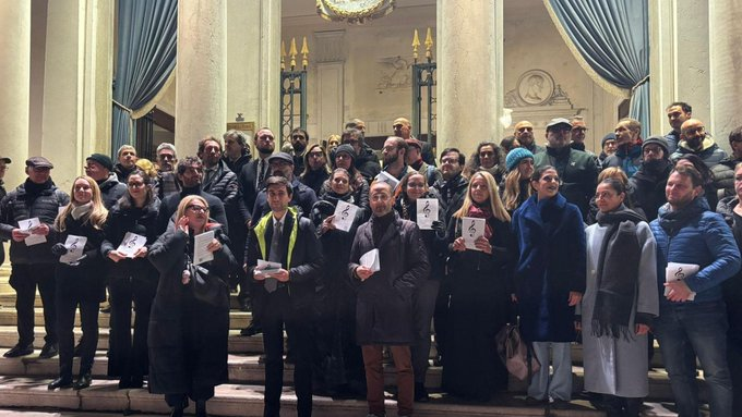 PasqualeR_ITA's tweet image. Alla prima della Fenice gli orchestrali fanno volantinaggio tra il pubblico contro la nomina di Beatrice Venezi. Quanti di loro avranno la tessera del PD?