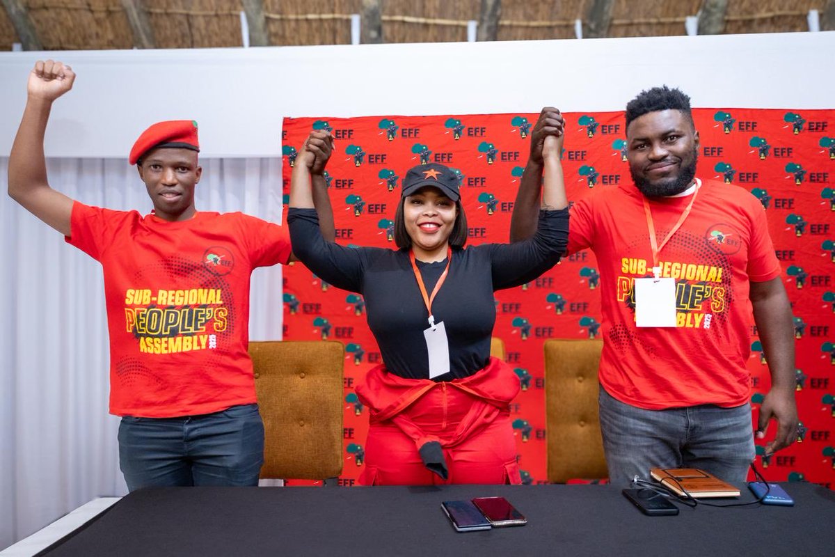 effsubregionc's tweet photo. ♦️♦️♦️In Pictures ♦️♦️♦️

The newly elected SRCT of Sub-Region C, Chairperson Cllr Ennie Makhafola, Secretary Nethemba Mashudu, Treasurer Siba Mxinwa joined by the provincial chairman and the rest of the SRCT

#EFFSRCT #SubRegionC #EconomicFreedomFighters #EFF #EFFLeadership https://t.co/e1xhHn5YrW