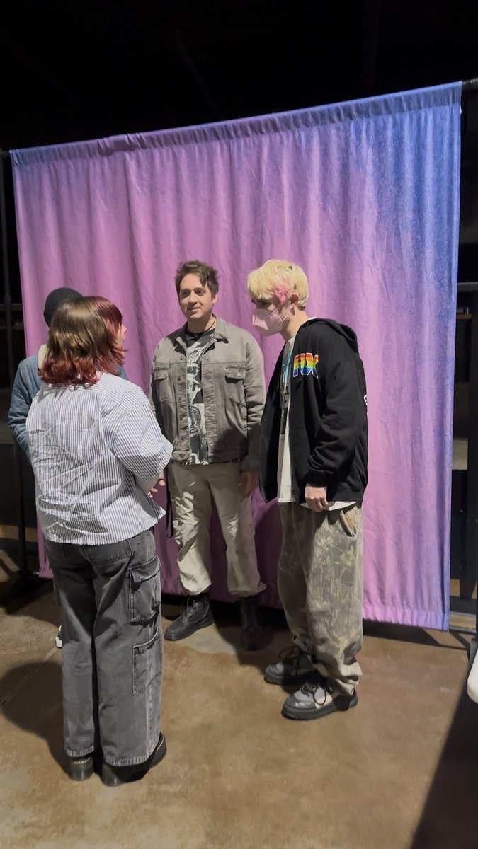 Told Geoff it was me waving at him earlier on his stream and Awsten goes “I was under his stream yesterday” WHAT THE FUCK IS WRONG WITH HIM????
