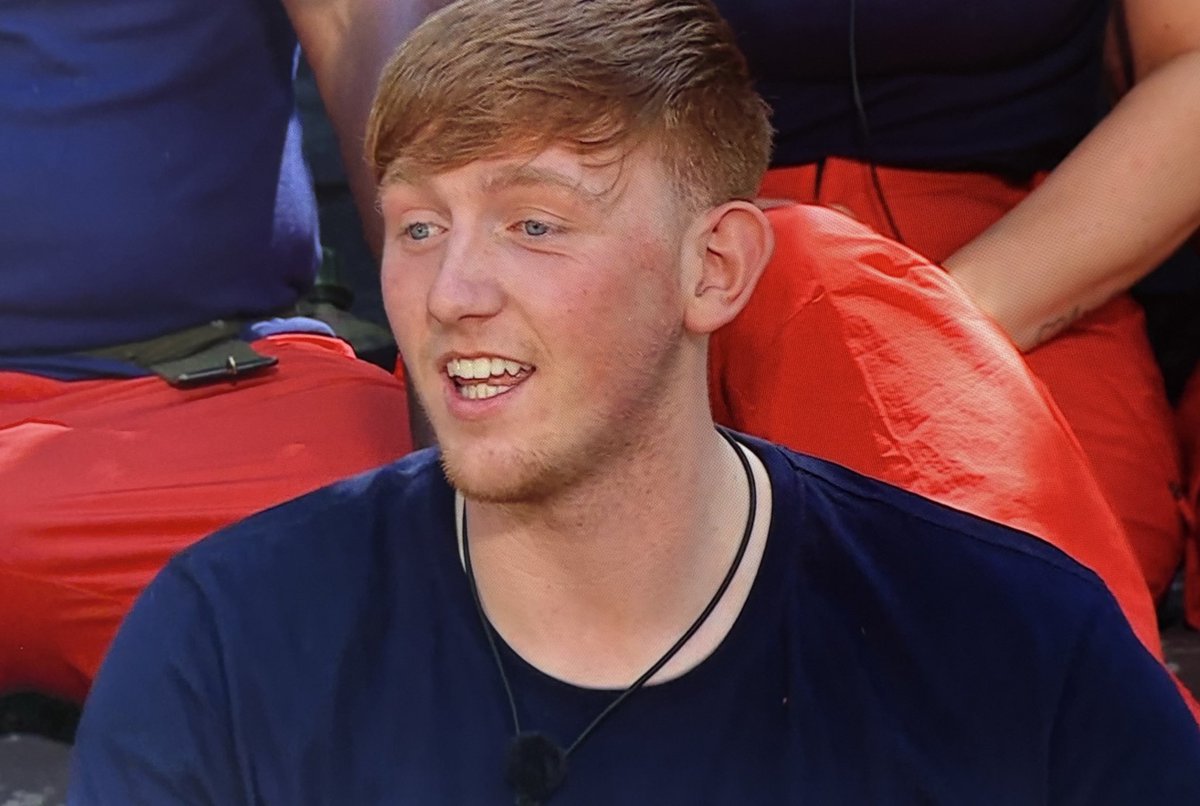 distortlightb's tweet image. ginge is making me HOWL #imaceleb