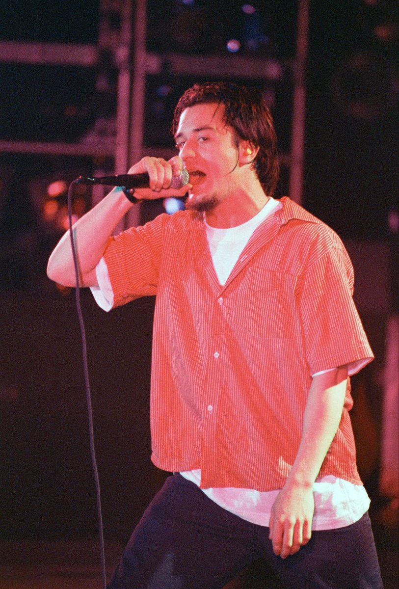perfectskndknee's tweet photo. Serving up a little AD-era Mike to power you through Thursday… This photo is an all-time favorite—I’ll never stop reposting it 🫠
Mike Patton - Faith No More - Bank-Austria Zelt - Vienna, Austria - 11/13/1992
Stunning HD photo by McInnes
#MikePatton #FaithNoMore #ADEraMike #GasStationMike #FauxSideburnsOnPoint #ThatDamnWonkyEyebrowPiercing #ThirstyThursdayWithMike