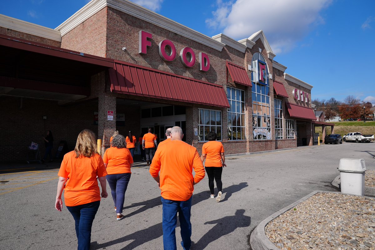 UTFCU's tweet photo. 🧡💜 UTFCU joined the 2025 Tennessee Credit Union League Grocery Giveaway with teams in Knoxville &amp; Maryville! We helped surprise Food City shoppers with free groceries as part of our mission To Improve Lives, Financially and Beyond.
#UTFCU #GroceryGiveaway #TNCUL 🧡💜 https://t.co/iEUKsRBS9u