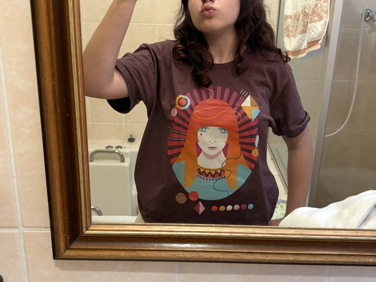 mpbibiaa's tweet image. agora q eu tenho uma camiseta da rita loira nada me para