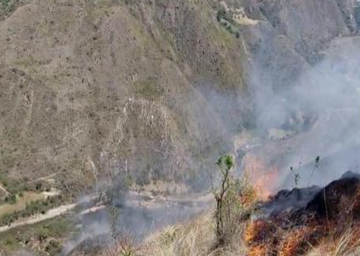 COENPeru's tweet photo. Huancavelica: personal de la municipalidad distrital y pobladores de la zona, vienen realizando labores de control y extinción del #IncendioForestal registrado en horas de la mañana de hoy en el sector Chupacc Ccechua, distrito de Santo Tomás de Pata, provincia de #Angaraes. Hasta el momento, no se han reportado daños a la vida ni a la salud de las personas.