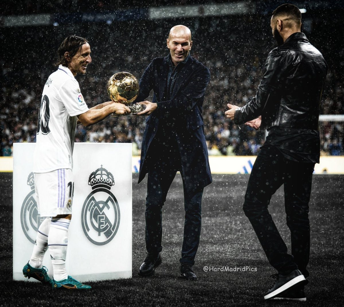 Los dos mejores centrocampistas de la historia entregándole el Balón de Oro al mejor 9 del siglo tras Ronaldo Nazario en el mejor estadio del mundo.

AURA.