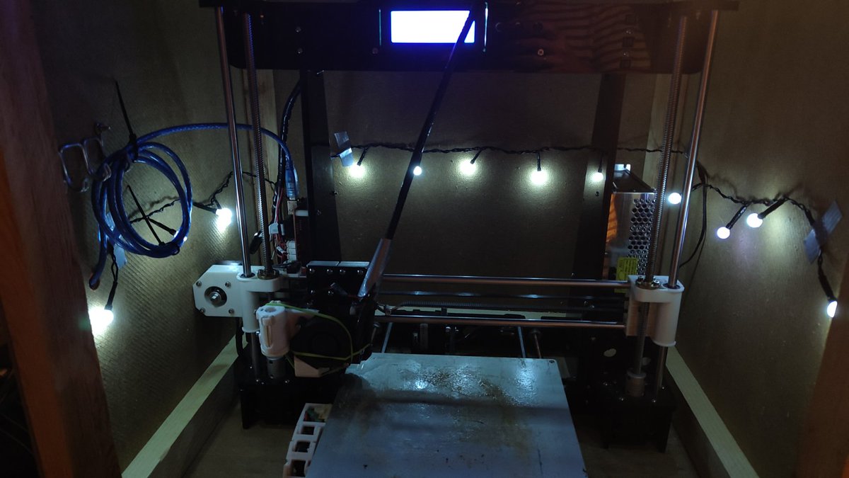 codemancer's tweet image. Раздербанил старую перегоревшую в каком-то месте гирлянду и превратил свой 3D принтер в рождественский вертеп