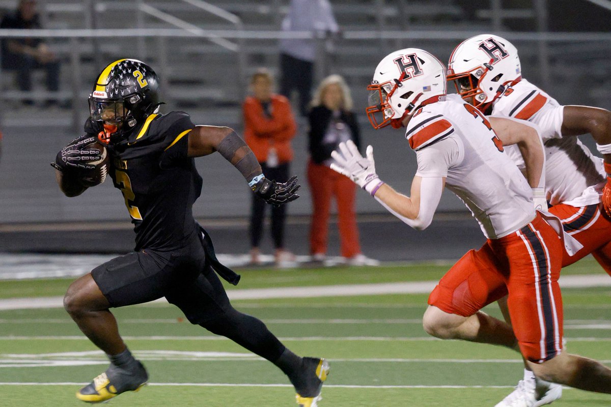 Javian Osborne’s spectacular career includes becoming Forney’s all-time touchdown leader.
The 4-star Notre Dame pledge has led Forney to the second round of the  playoffs after a run to the state semifinals in 2023.

Read: dallasnews.com/high-school-sp…

#txhsfb <a href="/SportsDayHS/">SportsDayHS</a> <a href="/dctf/">Dave Campbell's — TexasFootball.com</a>