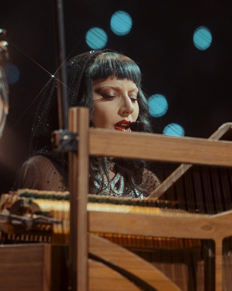 Para o set acústico do 3º show da MAYHEM Ball em Paris, Lady Gaga escolheu as canções "Always Remember Us This Way" e "Hair".🖤