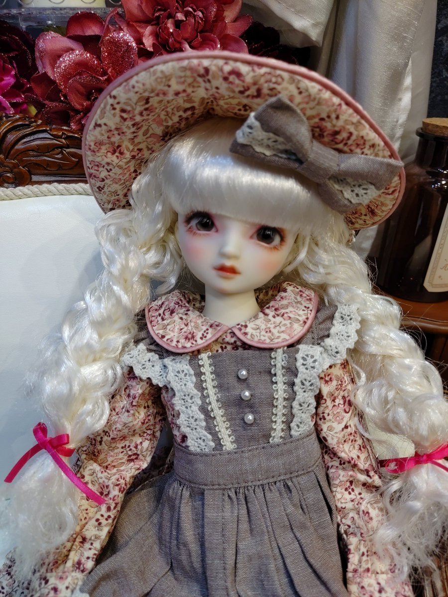 白い椅子に腰掛けるクリスティーナちゃん。🎶