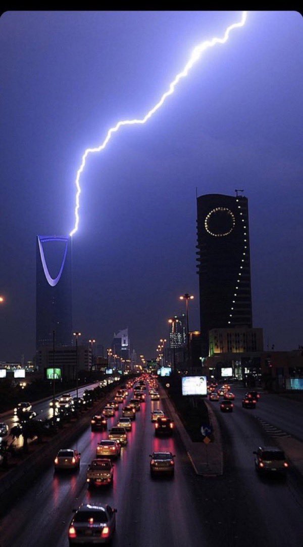 قد تكون الصوره جميله فايعجبك المصور  لذا لاتبخس جمال الصوره  قد يكون المصور احسن الإختيار !!!