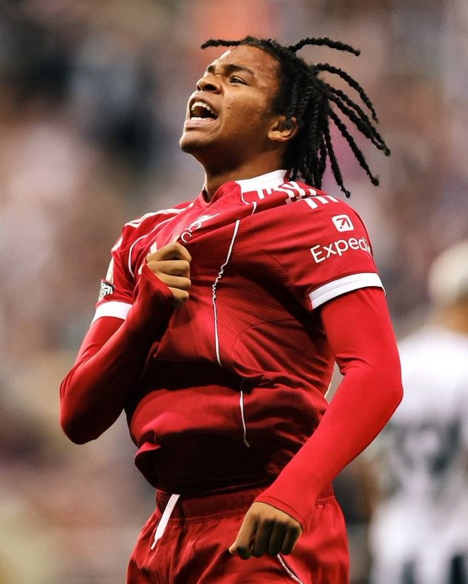 Some “wonder-kids” score important goals for club and country, others sit on the bench and watch their team get battered everywhere they go.

Estevao teaching Ngumoha all about levels 🤝