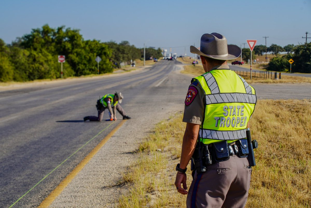 TxDPS's tweet image. There are 1,500+ crashes daily on Texas roads, according to @TxDOT.

Every day, DPS Troopers work alongside the road to respond to crashes, clear the roads and conduct crash reconstruction. 

Do your part to prevent crashes before they happen, and always #MoveOverSlowDown. #CRSW