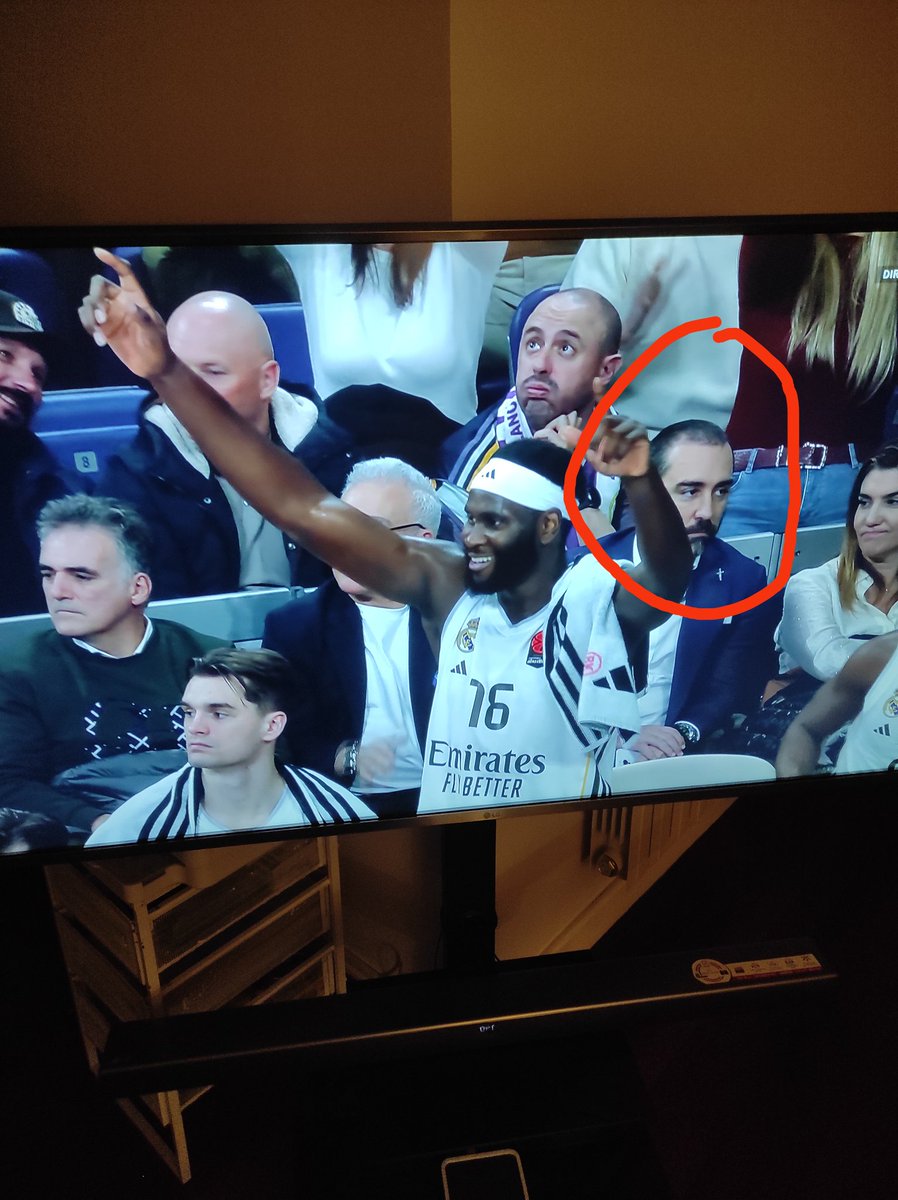 EstebanGomez59's tweet image. Celebrando en el palacio. 🙄