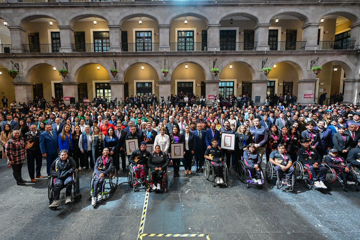 delfinagomeza's tweet image. 🎖️El #EdoMéx reconoce a los destacados atletas Nayeli Mondragón Acevedo y Juan Antonio Ruíz Ascencio; así como a los entrenadores David Adán Hernández Trujillo y Jorge Miranda Herrera con el Premio Estatal del Deporte 2025. Son un ejemplo del poder transformador de la disciplina…