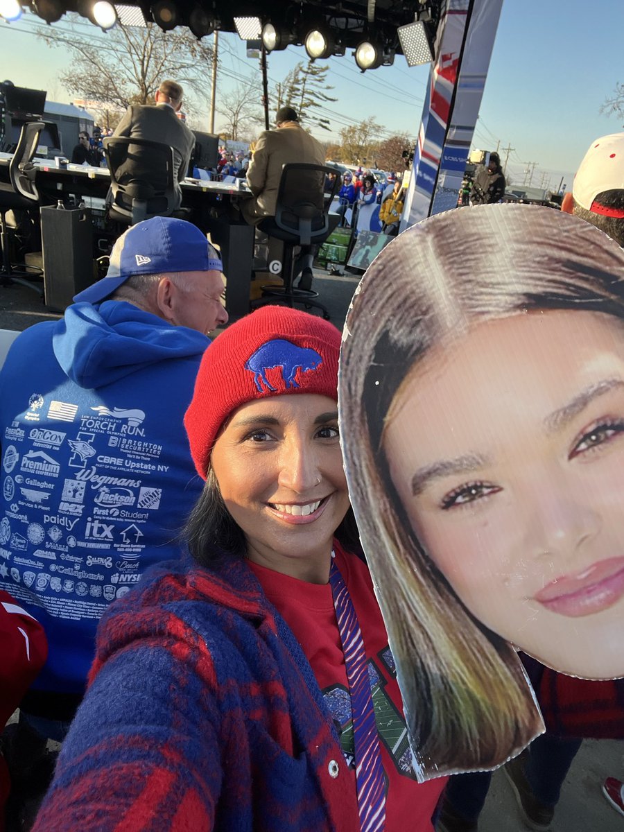 MemsRaeRD's tweet photo. @BuffaloBills @MillerLite Hey @BuffaloBills @MillerLite that’s me in the Picture!!!!! What’s up???? https://t.co/TFXPjp8gQ3
