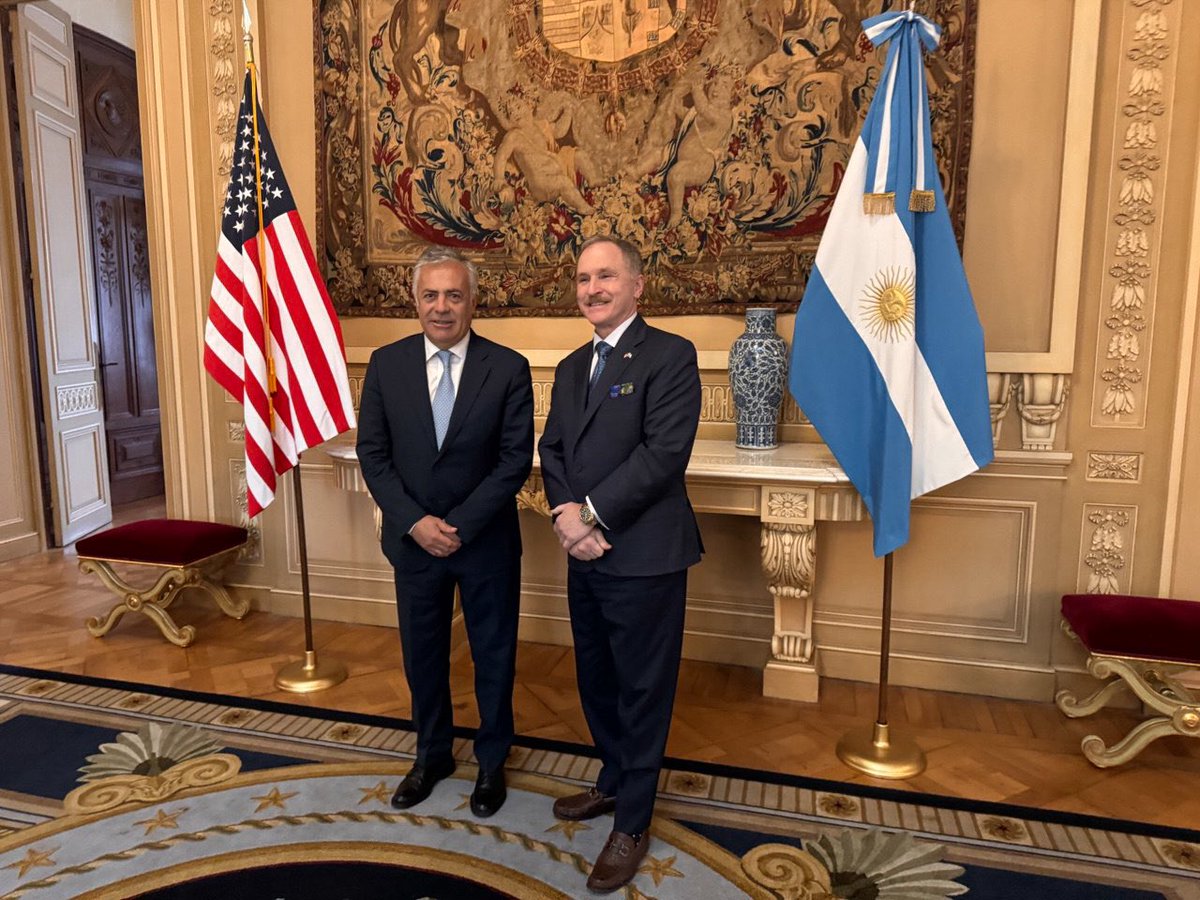 alfredocornejo's tweet image. Fue un honor reunirme con el recientemente asumido embajador de Estados Unidos en Argentina, Peter Lamelas, quien lleva tres semanas en funciones y tuvo conmigo su primer encuentro con un gobernador argentino.

En principio hablamos de la matriz productiva de Mendoza, desde los…
