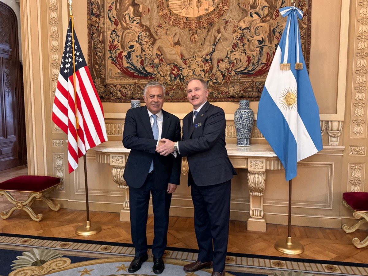 alfredocornejo's tweet image. Fue un honor reunirme con el recientemente asumido embajador de Estados Unidos en Argentina, Peter Lamelas, quien lleva tres semanas en funciones y tuvo conmigo su primer encuentro con un gobernador argentino.

En principio hablamos de la matriz productiva de Mendoza, desde los…