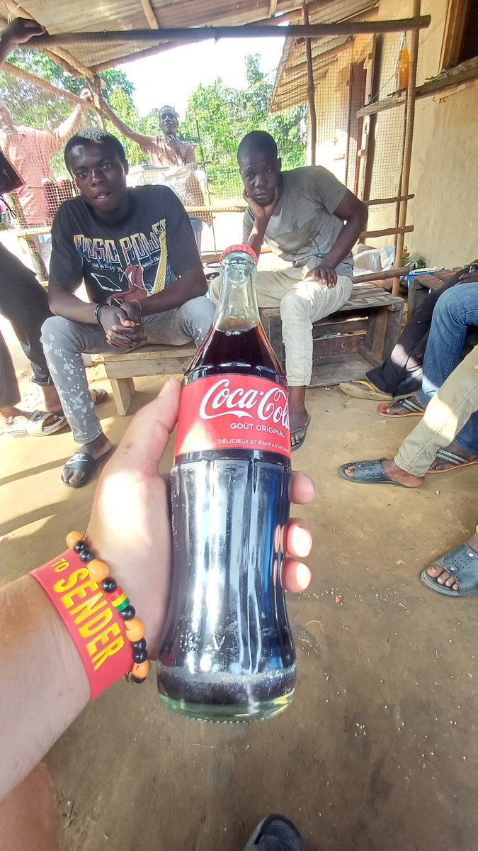 Parę zdjęć z dzisiejszego dnia

Na zdjęciu pierwszym w uj słone kawałki ryby. Ta ryba była chyba tak z dziesięć razy bardziej słona niż jakakolwiek przesolona zupa, którą kiedykolwiek jadłem... dobrze, że tylko trzy kawałki wziąłem a nie więcej

Na zdjęciu trzecim kobieta zawija