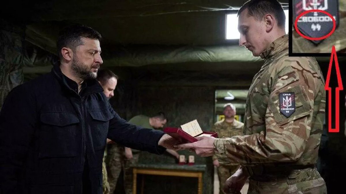 ciudadfutura's tweet image. “Por la justicia y la paz. Estaremos con Ucrania, siempre”, dijo Pedro Sánchez a Zelenski durante su visita a Madrid.
Foto: Zelenski entrega una condecoración a un nazi del Batallón Svoboda, fundado en 2014 en el golpe del Maidan y en cuyo emblema figuran las runas de las SS.