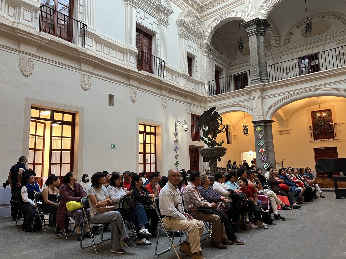 Cultura_BUAP's tweet image. ¡Así despedimos el otoño, gracias a nuestros asistentes y alumnos por su entusiasmo y por llenar nuestro espacio con su talento! 💃🏽🕺🏽🎤🎵
¡Mantente atento de nuestra próxima convocatoria! #CulturaBUAP #TalleresDeMusica #OrgullosamenteBUAP #cierredetalleres