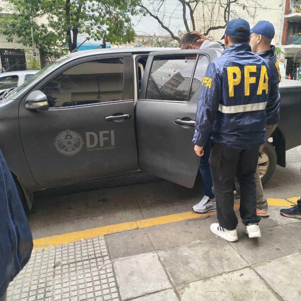 El conocido narco oriental que cruzó el charco y fue detenido en Flores. El chiste se cuenta solo.

Luis Fernando Fernández Albín, ligado al mafioso Sebastián Marset, tenía pedido de captura y está sospechado de participar en el atentado contra la fiscal antidrogas Ferrero.