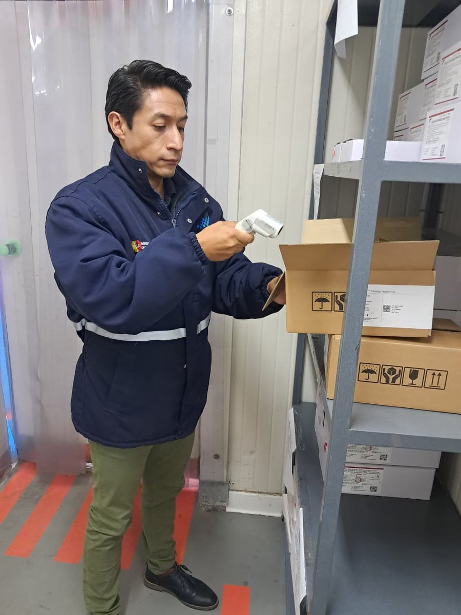 Mile_valdiviezo's tweet photo. 💉🔍 Realizamos el control de las vacunas contra la influenza para asegurar que cada dosis que llegará a la ciudadanía cumpla con calidad, seguridad y eficacia.

🇪🇨 Garantizamos confianza en la próxima campaña de vacunación. https://t.co/WJzpHBshsQ