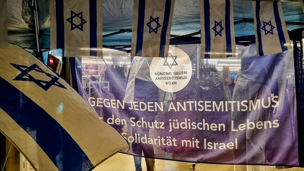 bgabonn's tweet photo. Auch diesen Donnerstag zog ein antisemitischer Hassmob, ein Gemisch aus BDS, Palästinensischer Gemeinde und der Pseudolinken durch die #Bonn-er Straßen. Wir haben #Antisemitismus und #Israelhass nicht unwidersprochen gelassen, unser Gegenprotest war laut! #BN2011
#53Antisemitenfrei #GegenJedenAntisemitismus #HostageRelease #ComingHome #FreeGazaFromHamas #FCKHMS
✡️🎗️🇮🇱
@KoeAntifa161 @AntifascistaBRS @161debunk @Baghi161 @klarekante_cgn @CityofHopeKoeln @ASB_NRW @BgaKoln @leah_youn @MartinHeil9 @unsoerioes @yoga_and_more @KolnOmas @redmimireads @ASB_NRW