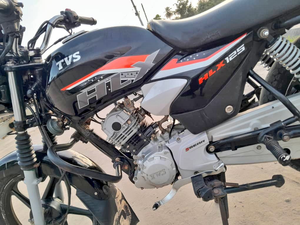 TVS HLX NEW MODEL 🔥 🔥

REG" #EPR

▪️Cc. 125
▪️Gear Tano 
▪️Starter Jino Moja 
▪️Engine Haijaguswa 
▪️Full Documents ✅️ 

#BEI - Tshs. 1,680,000/=

YAANI NI SAWA BURE

IPO DAR (Mikoani Tunasafirisha)

CALL 📞 📲-0793022184
WHATSAPP-0719542184